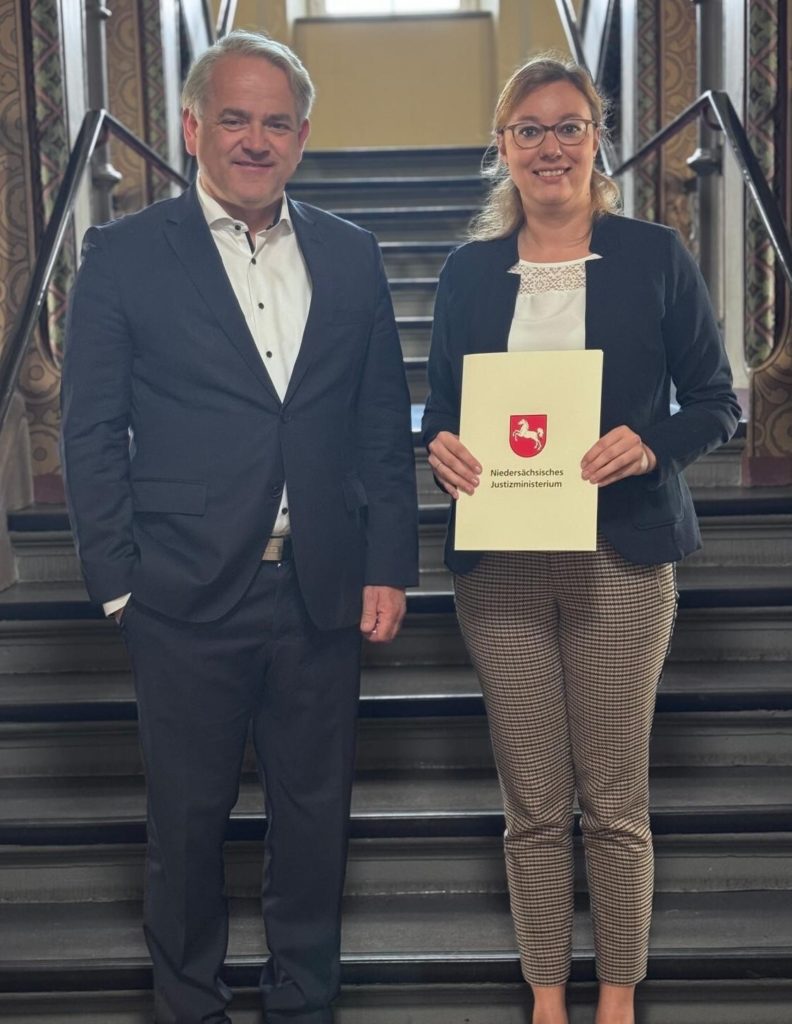 Präsident des Landgerichts Dr. Thomas Veen sowie Richterin am Landgericht Theres Modes