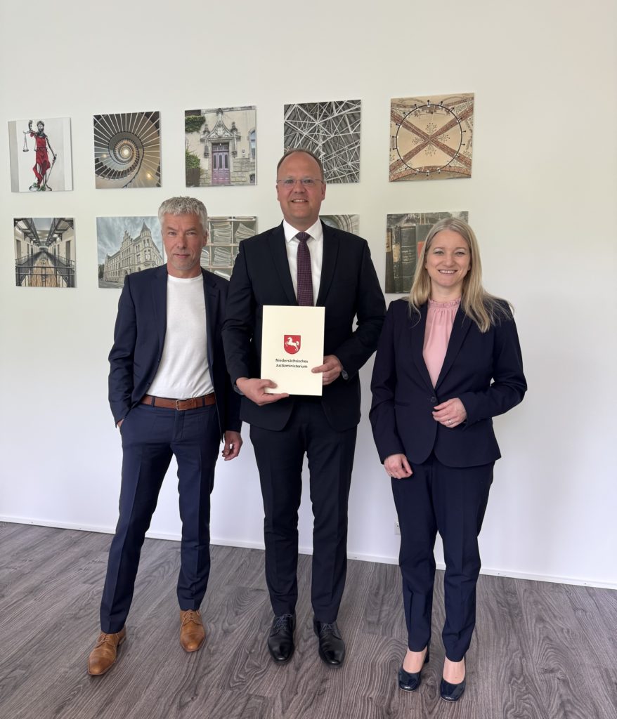 v. l. Dr. Michael Henjes, Dr. Daniel Stolz und Justizministerin Dr. Kathrin Wahlmann