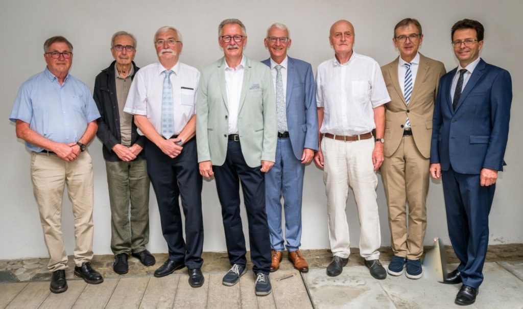 Präsident a.D. Prof. Dr. Thiere, Vizepräsident a.D. Falckenberg, Präsident a.D. Dr. Kreuzpointner, Geschäftsleiter Hofmann, Präsident a.D. Dr. Ermer, Präsident a.D. Melzer, Präsident Beß und Vizepräsident Brinkmann (v.l.n.r.)