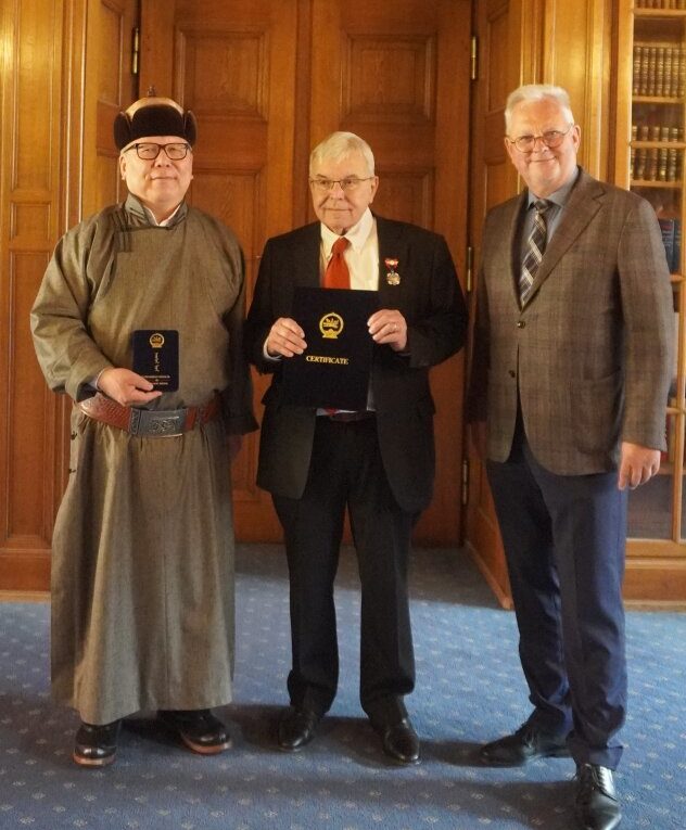 v.l.n.r: Botschafter der Mongolei S.E. Mandakhbileg Birvaa, Frank Joachim Kajuth, Oberlandesgerichtspräsident Dr. Thomas Dickert