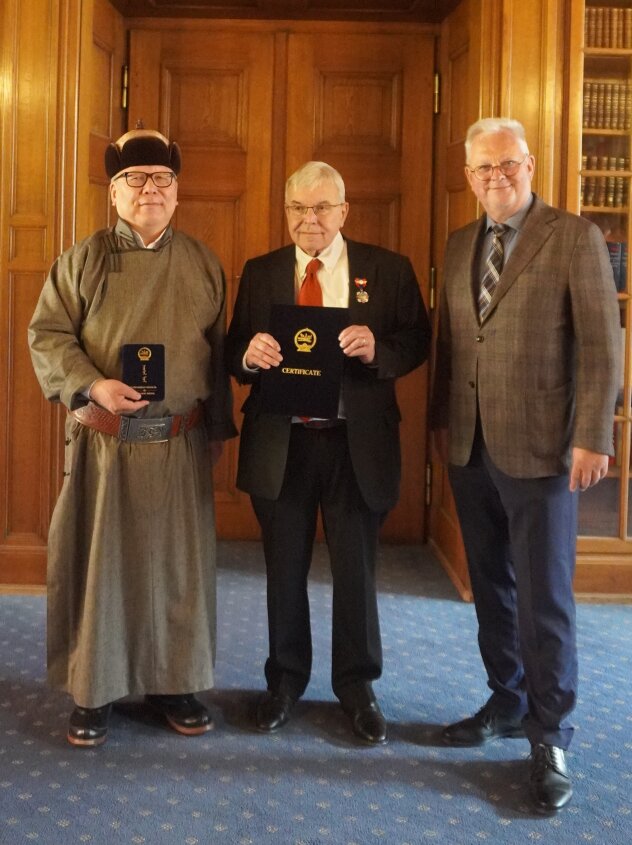 v.l.n.r: Botschafter der Mongolei S.E. Mandakhbileg Birvaa, Frank Joachim Kajuth, Oberlandesgerichtspräsident Dr. Thomas Dickert