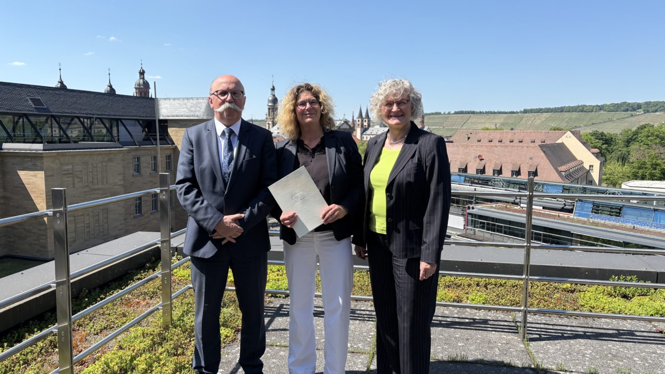 Der Präsident des Landgerichts Würzburg Dr. Johannes Ebert, die neue Direk- torin des Amtsgerichts Würzburg Tanja Zechnall und die scheidende Direktorin des Amtsgerichts Würzburg Dr. Petra Müller-Manger (von links)