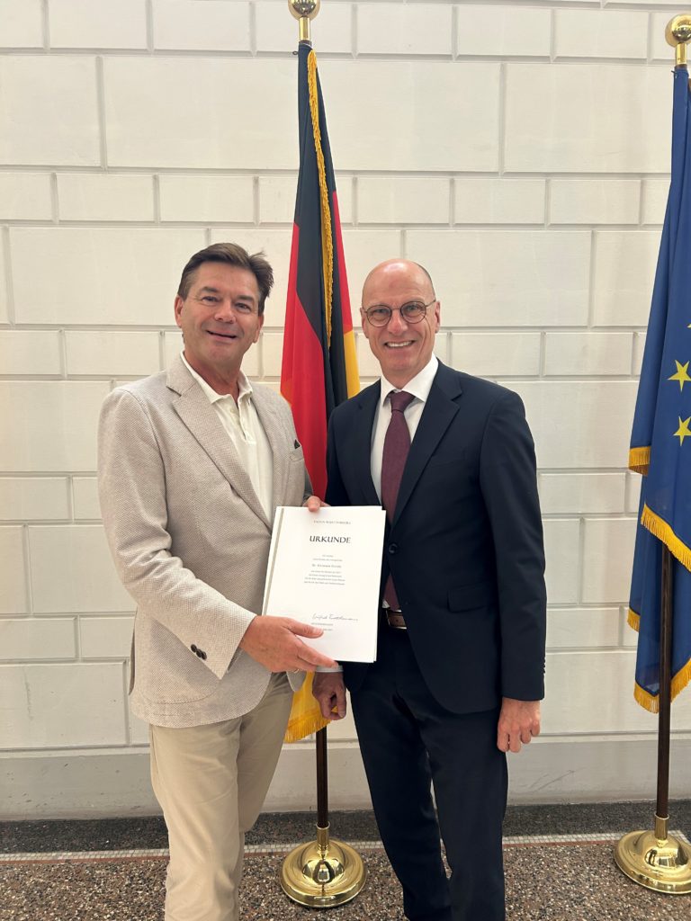 Direktor des Amtsgerichts Göppingen a.D. Dr. Hermann Steinle und Präsident des Landgerichts Ulm Matthias Grundke