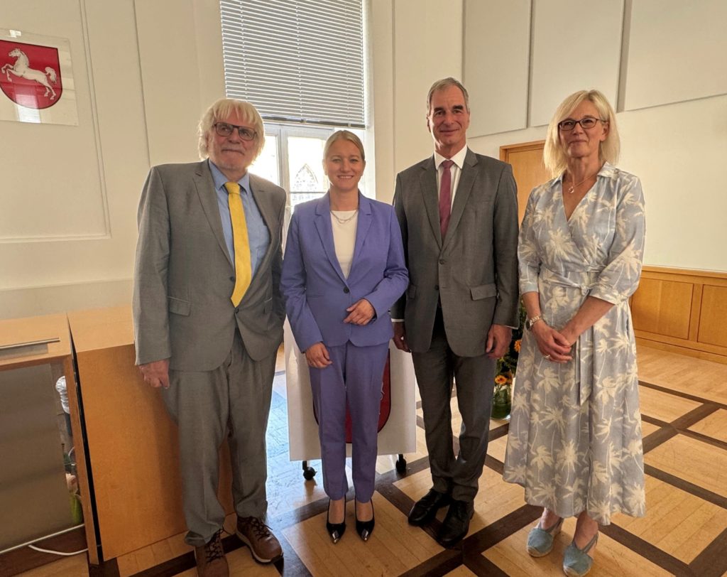 v.l.n.r.: Herr LOStA a.D. Dirk Amthauer, Frau Justizministerin Kathrin Wahlmann, Herr GenStA Detlev Rust, Frau LOStA' in Claudia Becker- Kunze