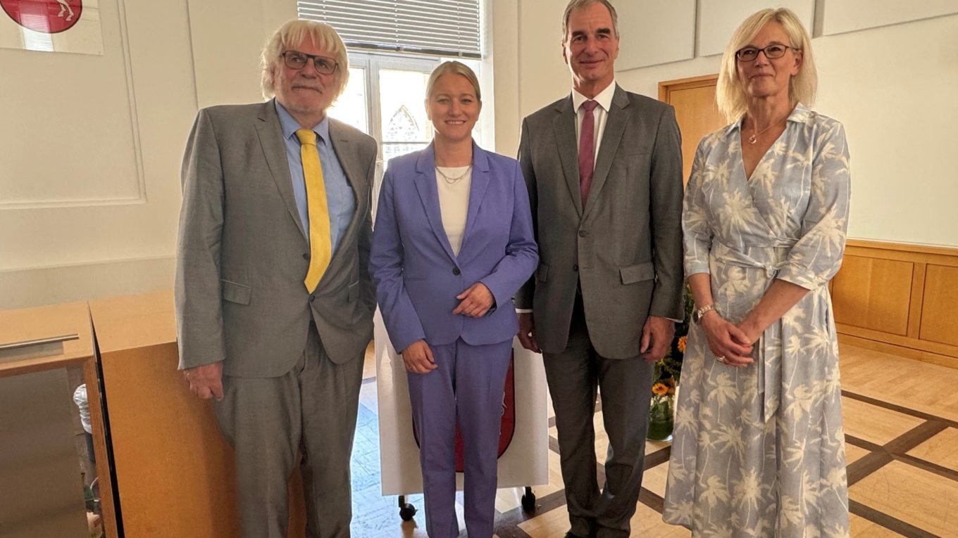 v.l.n.r.: Herr LOStA a.D. Dirk Amthauer, Frau Justizministerin Kathrin Wahlmann, Herr GenStA Detlev Rust, Frau LOStA' in Claudia Becker- Kunze