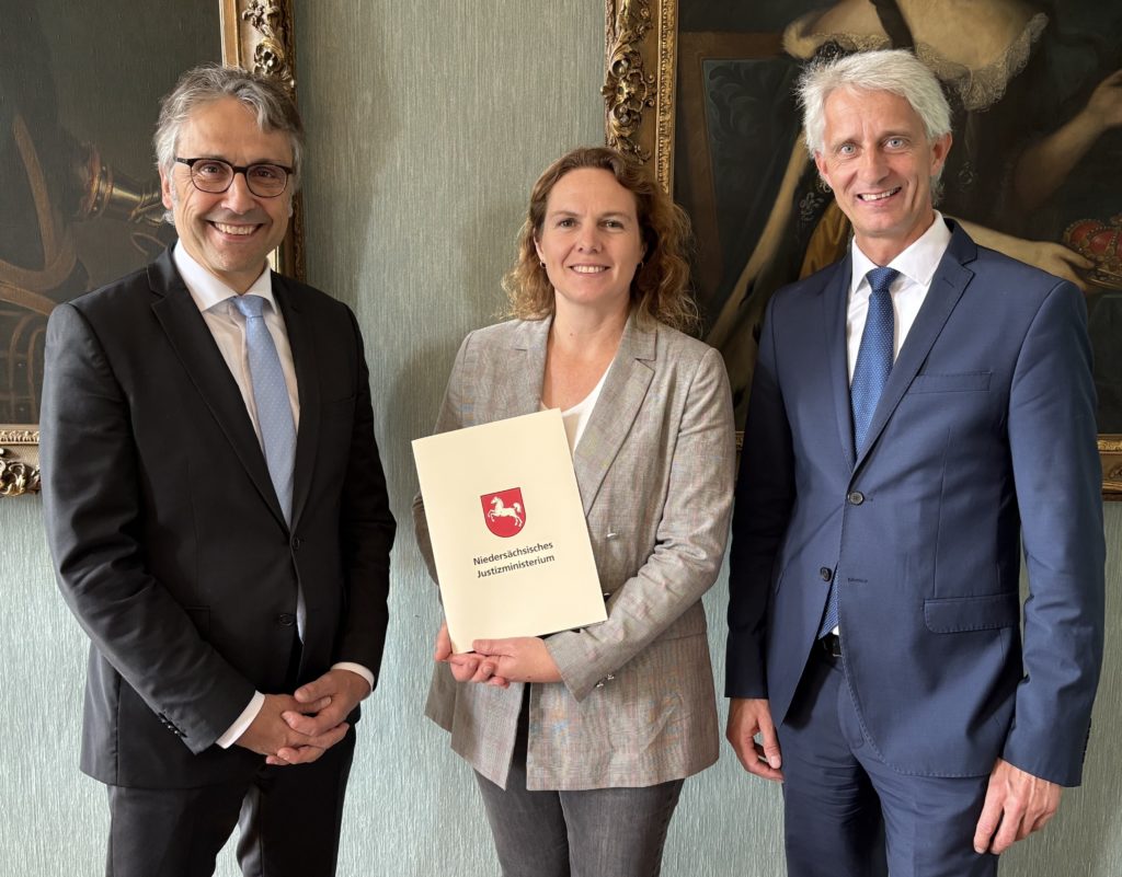 Präsident Dr. Wettich, Vorsitzende Richterin am Landgericht Akça, Vizepräsident Heintzmann