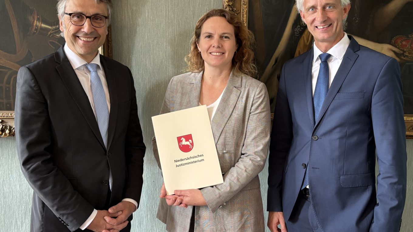 Präsident Dr. Wettich, Vorsitzende Richterin am Landgericht Akça, Vizepräsident Heintzmann