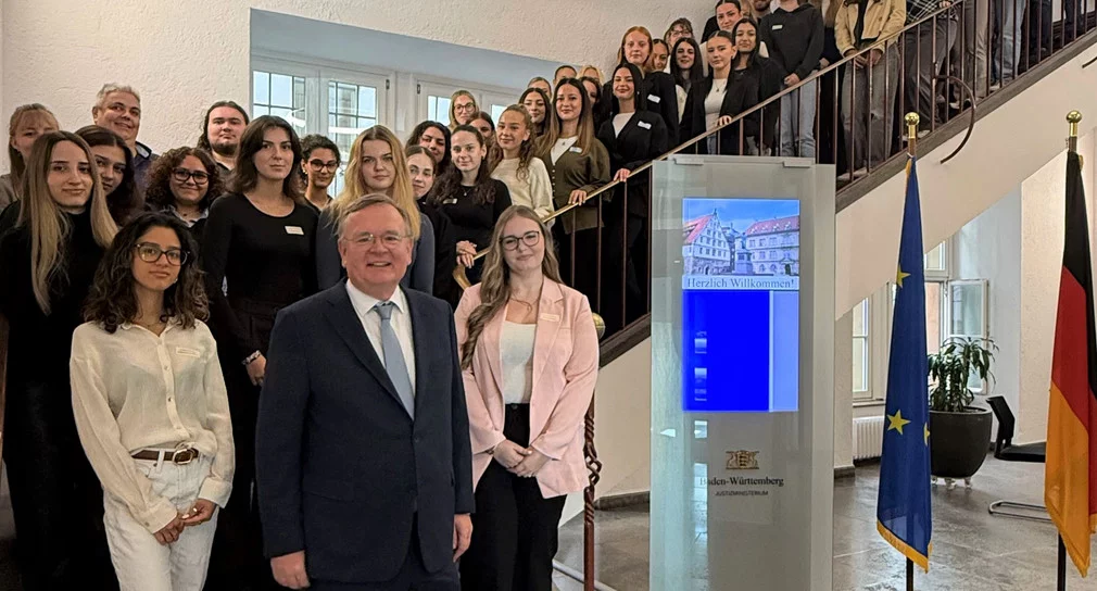 Amtschef des Ministeriums der Justiz und für Migration, Elmar Steinbacher, mit neuen Auszubildenden als Justizfachangestellte in der baden-württembergischen Justiz