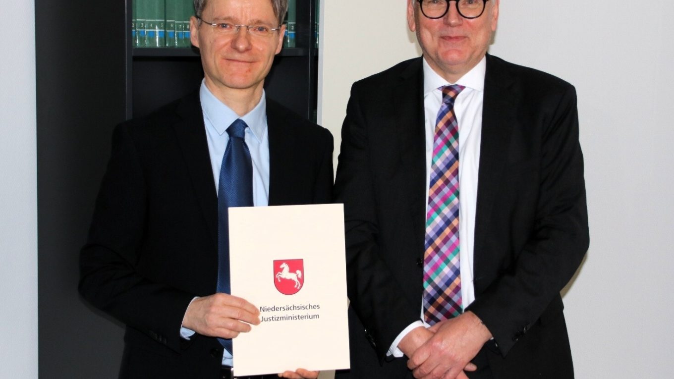 Urkundenübergabe an VRiOVG Süllow